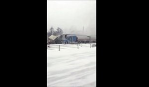 Quand la neige et le verglas sème une pagaille monstre sur une autoroute