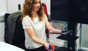Kate Grey attrape une balle avec son nouveau bras bionique