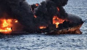 Le pétrolier iranien, dévoré par les flammes, coule