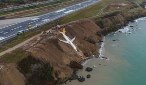 Un Boeing 737 termine son atterrissage au bord d'une falaise