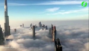 Les buildings de Dubaï perdus dans le brouillard... magique