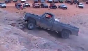 Il tente de grimper une montagne avec son pickup et se rate complètement