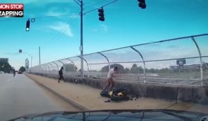 Un motard rate son virage et tombe d'un pont, la vidéo choc