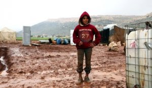 Des camps de déplacés syriens inondés à Idleb et au Liban