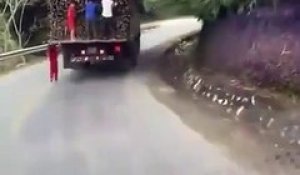 Ces enfants volent de la canne à sucre accrochés à un camion en route !!