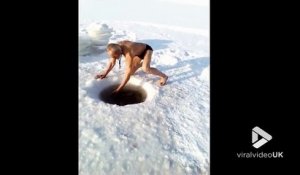 Ce papy plonge à 20m de profondeur dans ce lac gelé par -40°C et remmène un insecte!