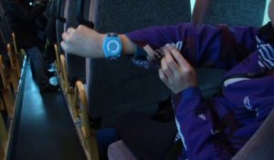 Ce bracelet avertit les parents que leur enfant est bien à bord du car scolaire