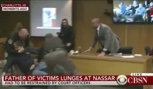 En direct, à la télévision, le père de trois victimes se jette sur Larry Nassar accusé d'agressions sexuelles