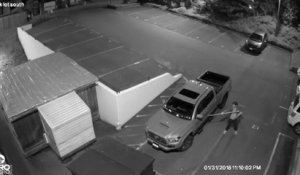 Un homme ivre tente de briser la vitre d'une voiture avec une serpillère (vidéo)