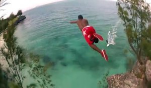 Ce fou plonge d'une falaise et frôle un windsurfer