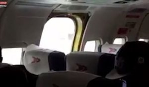 La porte de l'issue de secours d'un avion s'envole lors de l'atterrissage (vidéo)