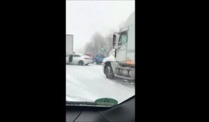 Il sort de sa voiture au moment ou un camion vient le percuter à pleine vitesse...Bon reflexe