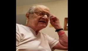 Un homme de 98 ans réalise qu'il est vieux