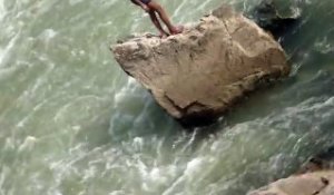 Ce gamin indien plonge dans une rivière dechainée... Même pas peur!