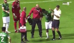 Un footballeur fait un gros calin à un arbitre après lui avoir jeté une bouteille