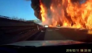 Quand une autoroute prend feu à cause d'un camion citerne de carburant
