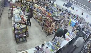 Ces voleurs interpellent un autre braqueur dans un supermarché au Brésil et sauvent le vendeur !