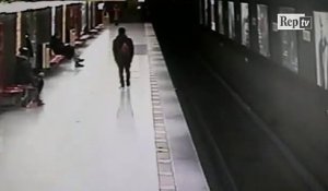 Il se jette sur les voies du métro pour sauver un petit garçon ! Courageux