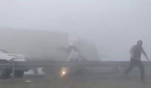 Un routier roule à toute vitesse dans le brouillard et fonce dans les voitures à l'arret sur l'autoroute