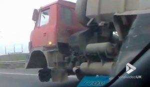 Sans sa roue avant ce camion roule sur l'autoroute !