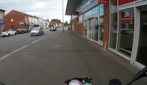 Un motard honnête rend l’argent à une fille qui l’avait oublié au distributeur