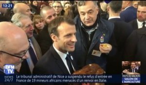 Macron adopte une poule au Salon de l’agriculture