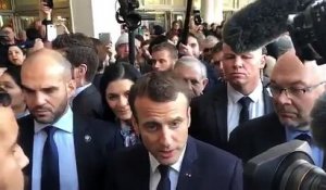 Emmanuel Macron commente les sifflets: "C'est 10 zigues planqués à 500 mètres qui se dégonflent quand vous allez les