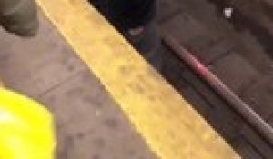 Coincé sous la rame du métro cet homme est tombé sur les voies à New York !
