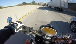 Un motard tombe et glisse sous un camion en circulation