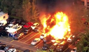 Un Food Truck prend feu sur un parking et explose... Impressionnant