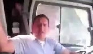 Un chauffeur de bus complètement fou se lève pour danser.