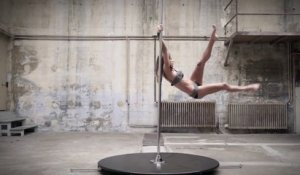 Cette Danseuse Pole Dance défie la gravité et va vous en mettre plein la vue