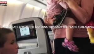 Dans un avion, un enfant incontrôlable rend fous les passagers du vol (vidéo)