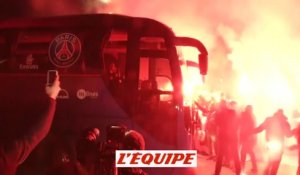 Les ultras du PSG mettent de l'ambiance devant l'hôtel des joueurs - Foot - C1 - PSG