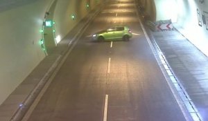 Une voiture fait demi-tour dans un tunnel et se retrouve à rouler à contresens