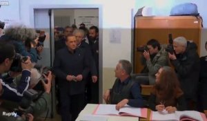 Une femen perturbe le vote de Berlusconi pour le législatives italiennes