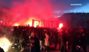 Avant le match, les supporters parisiens ont mis le feu aux abords du Parc