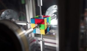 Une machine résout un Rubik's Cube en 0.38 seconde