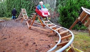 Ce grand-père a construit des montagnes russes pour ses enfants dans son jardin