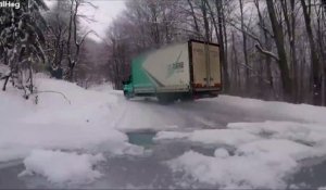 Un conducteur de poids lourd high level sur la neige