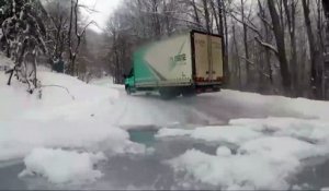 Bosnie-Herzégovine : Un chauffeur de camion fait des drifts à la montagne ! WTF