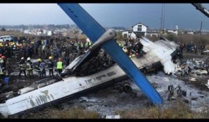 Un crash d'avion fait 49 morts au Népal
