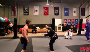 Un Bodybuilder se fait étrangler par une championne de Jiu-Jitsu