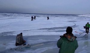 Pêcheurs vs Vague sous la glace