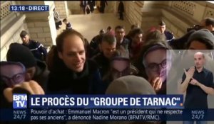 Procès du "Groupe de Tarnac": les huit prévenus arrivent au tribunal, masques de Julien Coupat sur le visage