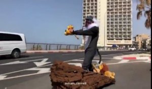 Meilleur déguisement : roi lion en hoverboard sur la route !