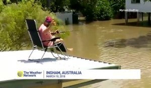 En pleines inondations il pêche sur son toit en Australie !