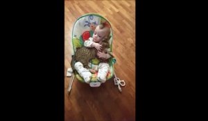 La video ADORABLE de la journée : un bébé et un chat en mode GROS CALIN