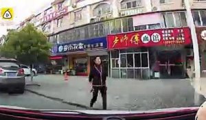 Chine :Des automobilistes donnent une correction à un conducteur de triporteur !