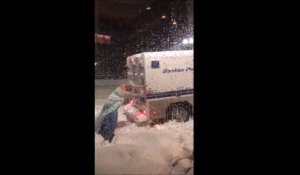 Une Drag queen vient aider des policiers coincés dans la neige en camion... Aller pousse!!